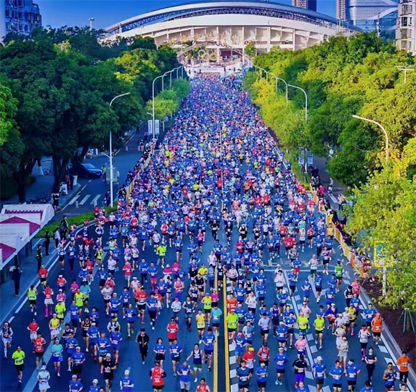 Grupul Hi-Q rulează împreună la Maratonul Zhuhai